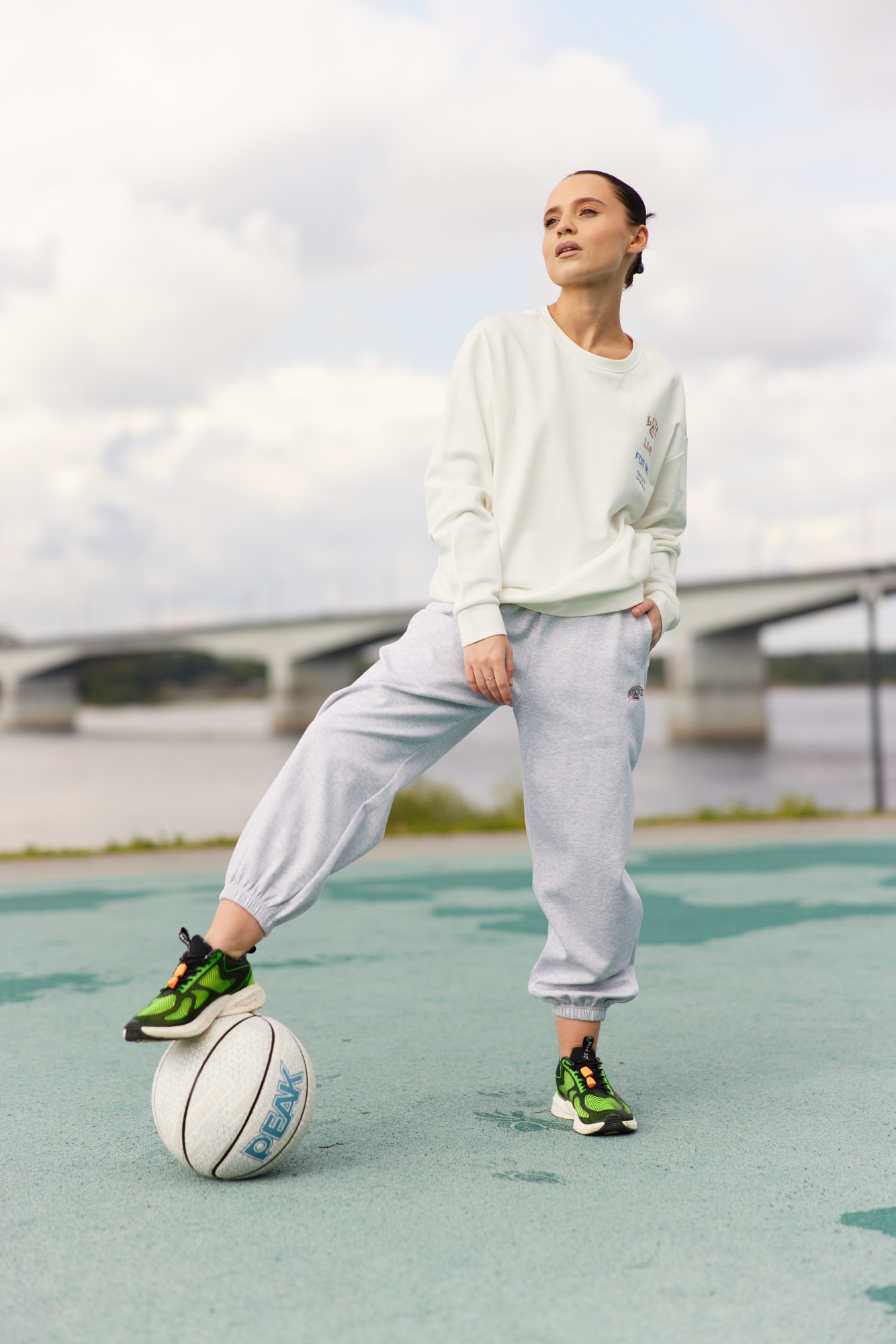 FW3241102_svetlo_seryy_01.jpg